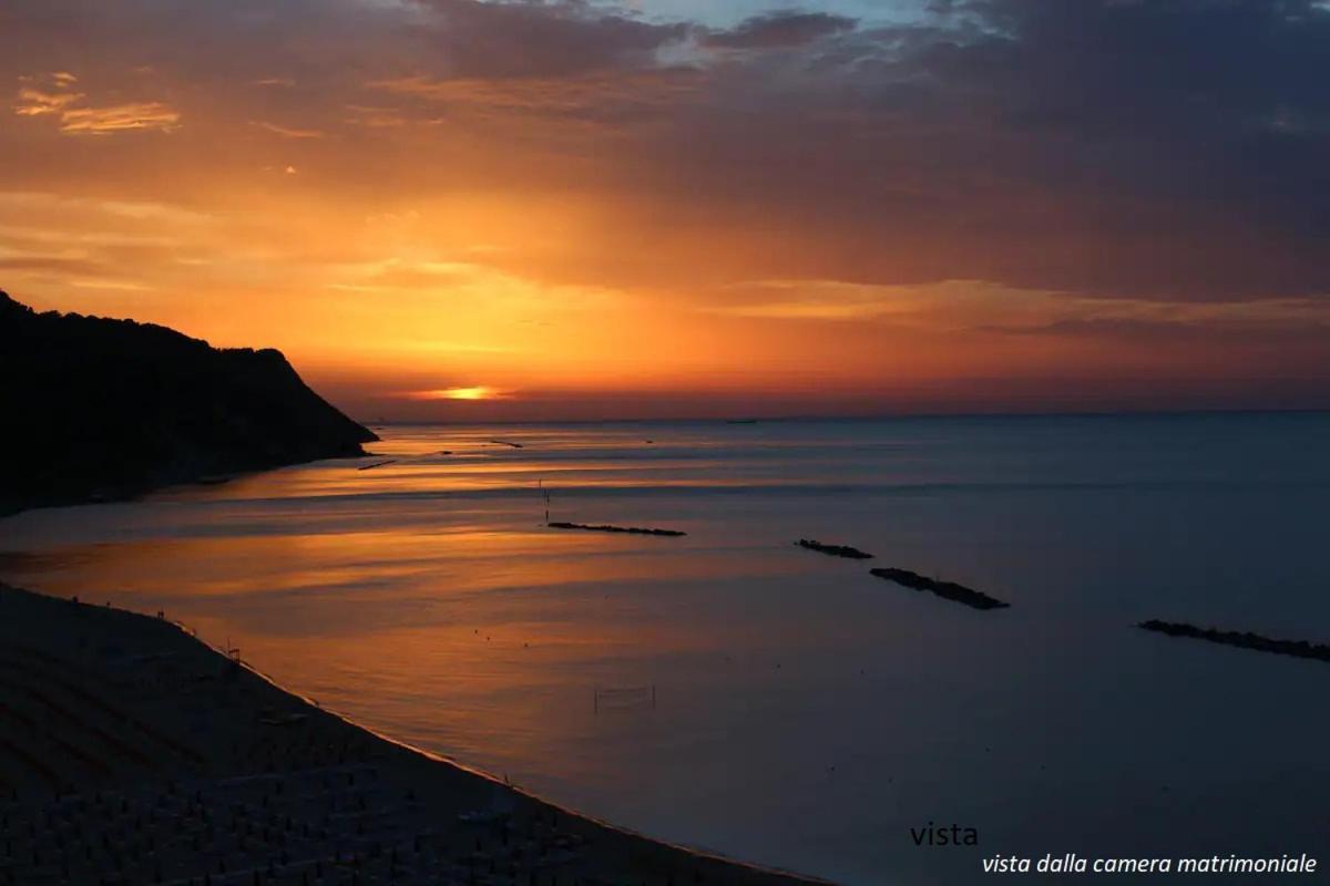 Апартаменти Tramonto In Baia Пезаро Екстер'єр фото